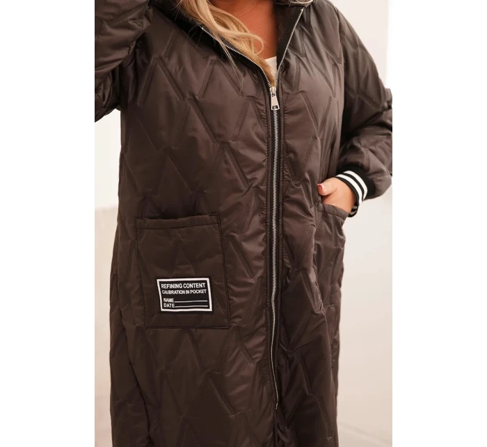 Dámská bunda Plus Size prošívaná s kapucí a model 21297094 manžetami hnědá - K-Fashion