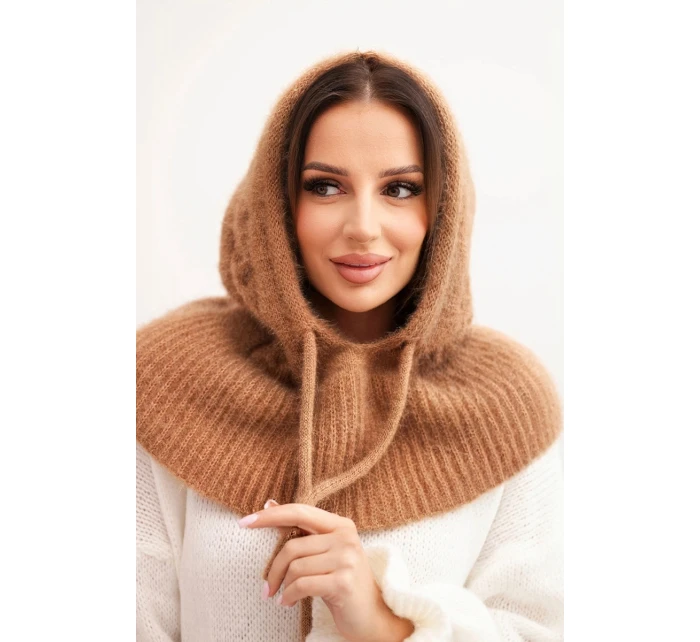 Dámská čepice s kapucí, zavazováním a copánkovým vzorem tmavě camelová Dámská čepice s kapucí, zavazováním a copánkovým vzorem tmavě camelová