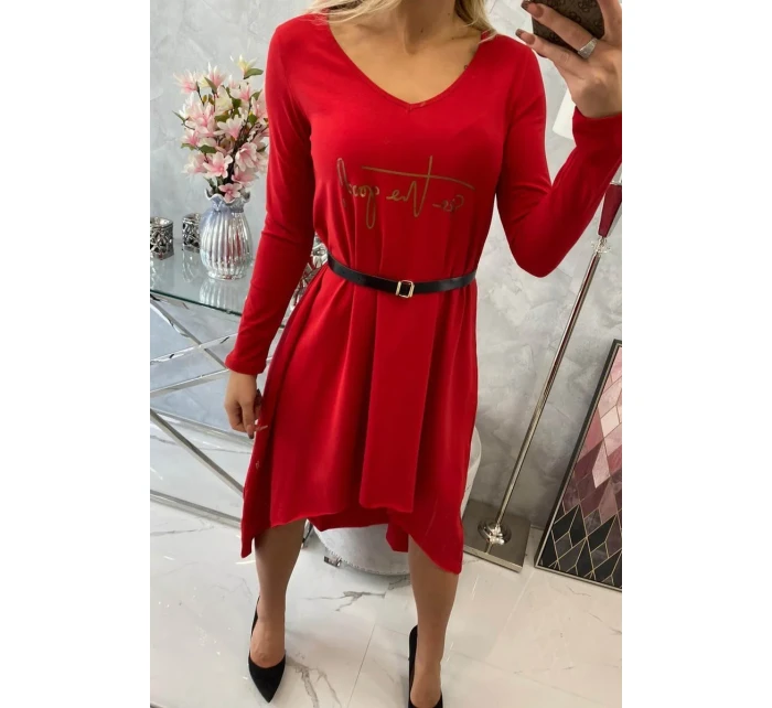 Šaty s ozdobným páskem a červeným nápisem Šaty s ozdobným páskem a červeným nápisem