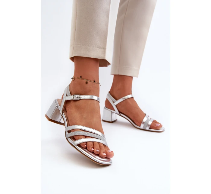 Dámské sandály na nízkém podpatku z ekokůže model 21656597 stříbrné - SERGIO LEONE