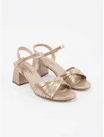 Moderní zlaté  sandály dámské na širokém podpatku