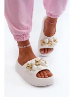 Dámské pěnové pantofle s ozdobami na silné bílá model 20897481 - Kesi Dámské pěnové pantofle s ozdobami na silné bílá model 20897481 - Kesi