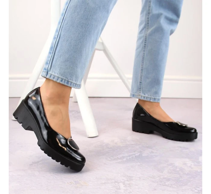 Dámské lakované polobotky se zdobením model 21904556 - FILIPPO Dámské lakované polobotky se zdobením model 21904556 - FILIPPO