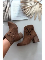 Dámské kotníky s perforovaným designem z přírodní semiše na podpatku Zazoo 3690 hnědé