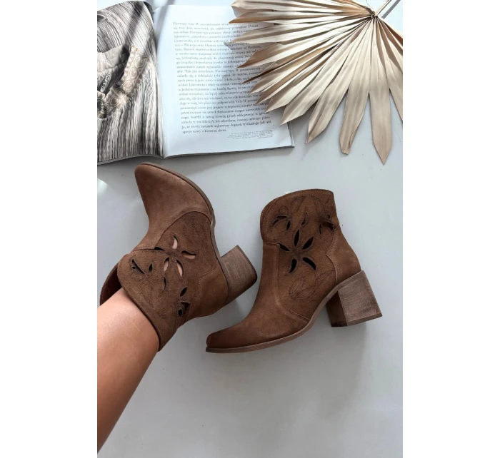 Dámské kotníky s perforovaným designem z přírodní semiše na podpatku Zazoo 3690 hnědé