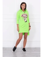 Šaty s delšími zády a barevným model 18742826 potiskem - K-Fashion Šaty s delšími zády a barevným model 18742826 potiskem - K-Fashion