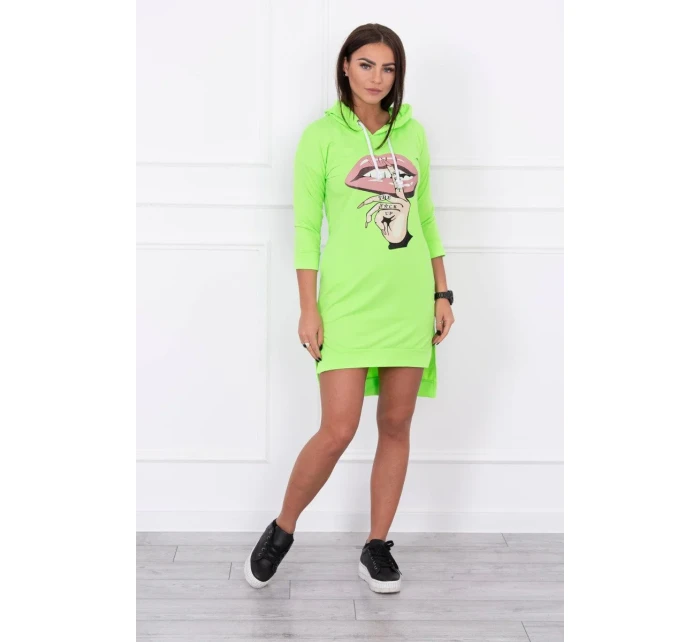 Šaty s delšími zády a barevným model 18742826 potiskem - K-Fashion Šaty s delšími zády a barevným model 18742826 potiskem - K-Fashion