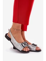 Ploché sandály s ozdobou z eko kůže stříbrné model 21692884 - Boto Ploché sandály s ozdobou z eko kůže stříbrné model 21692884 - Boto