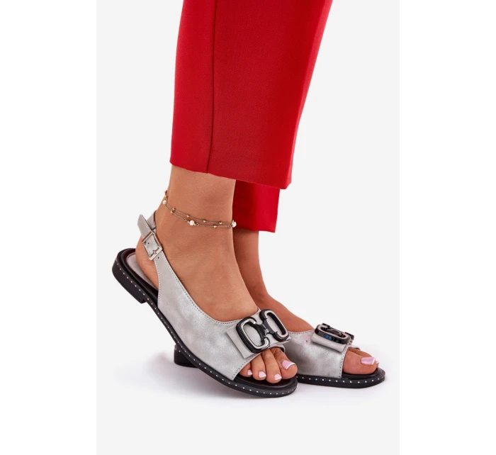 Ploché sandály s ozdobou z eko kůže stříbrné model 21692884 - Boto Ploché sandály s ozdobou z eko kůže stříbrné model 21692884 - Boto