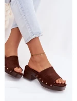 Dámské pantofle na platformě se zlatými sponami čokoládové model 21951376 - Boto Dámské pantofle na platformě se zlatými sponami čokoládové model 21951376 - Boto