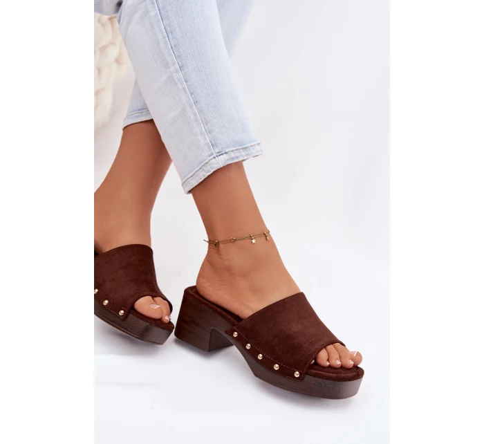 Dámské pantofle na platformě se zlatými sponami čokoládové model 21951376 - Boto Dámské pantofle na platformě se zlatými sponami čokoládové model 21951376 - Boto