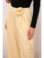 Dámské elegantní kalhoty s širokou nohavicí a ozdobným květem žluté Dámské elegantní kalhoty s širokou nohavicí a ozdobným květem žluté