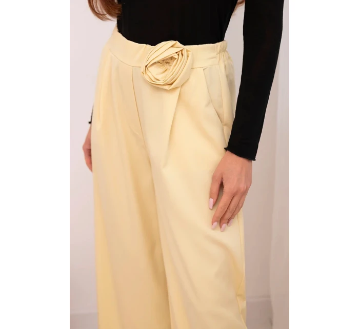 Dámské elegantní kalhoty s širokou nohavicí a ozdobným květem žluté Dámské elegantní kalhoty s širokou nohavicí a ozdobným květem žluté