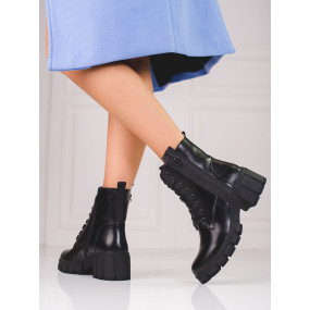 Krásné černé dámské  kotníčkové boty na plochém podpatku