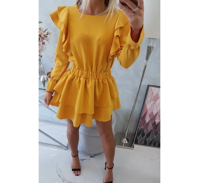 Šaty s vertikálními volány hořčicové barvy