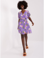 Světle fialové květované šaty s páskem