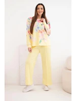 Dámský máslový viskózový komplet s květinovým vzorem se širokými nohavicemi žlutý Dámský máslový viskózový komplet s květinovým vzorem se širokými nohavicemi žlutý