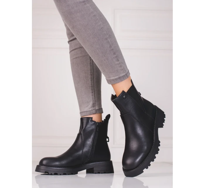 Komfortní černé  kotníčkové boty dámské na plochém podpatku