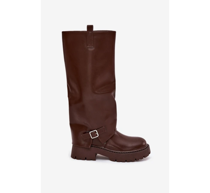 Zateplené kozačky s ohrnutým svrškem a přezkou čokoládové model 21704858 - Boto Zateplené kozačky s ohrnutým svrškem a přezkou čokoládové model 21704858 - Boto