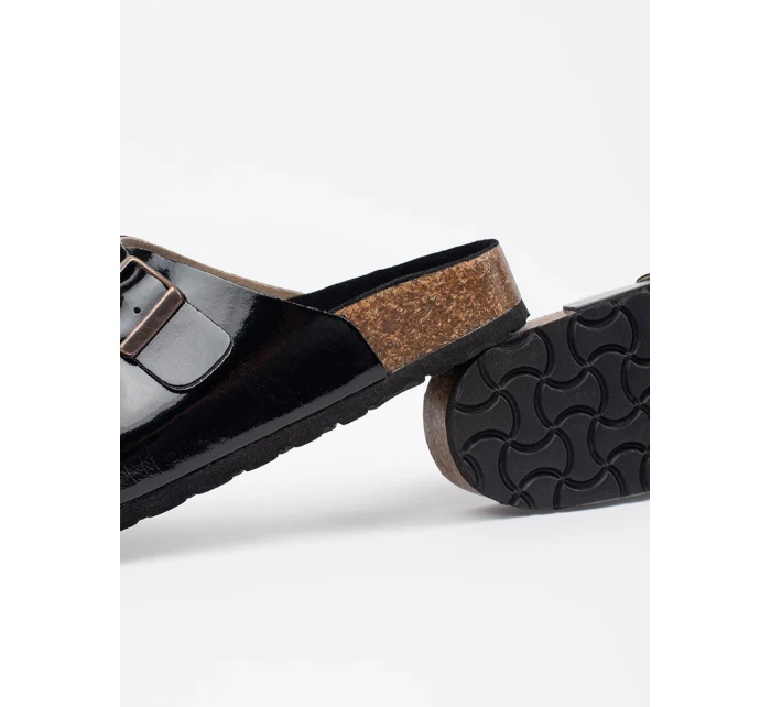 Pěkné černé dámské nazouváky na plochém podpatku Pěkné černé dámské nazouváky na plochém podpatku