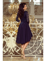 Tmavě modré dámské šaty s dlouhým zadním dílem a krajkovým výstřihem model 6412394 - numoco