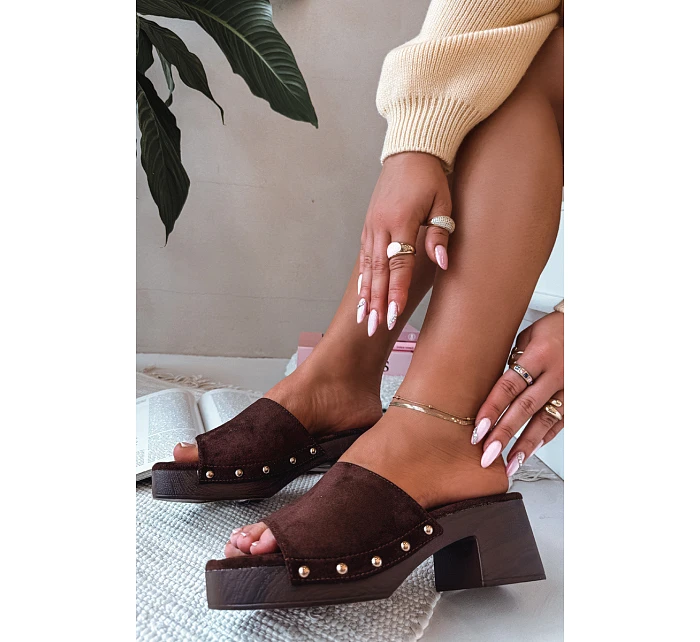 Dámské pantofle na platformě se zlatými sponami čokoládové model 21951376 - Boto Dámské pantofle na platformě se zlatými sponami čokoládové model 21951376 - Boto