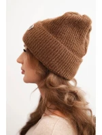 Dámská zimní čepice model 21441764 s ozdobným knoflíkem světlá hnědá - K-Fashion
