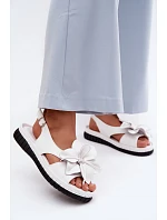 Kožené dámské sandály s ozdobným květem Vinceza 66917 Bílé