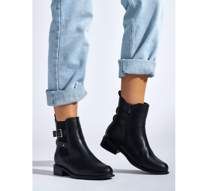 Designové černé kotníčkové boty dámské na plochém podpatku Designové černé kotníčkové boty dámské na plochém podpatku
