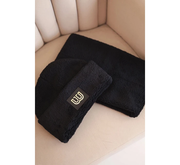 Dámská model 21495011 souprava čepice a šála s ozdobnou nášivkou černý - K-Fashion Dámská model 21495011 souprava čepice a šála s ozdobnou nášivkou černý - K-Fashion