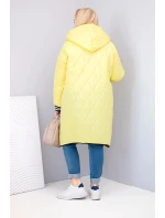 Dámská bunda Plus Size prošívaná s kapucí a model 21911640 manžetami žlutá - K-Fashion