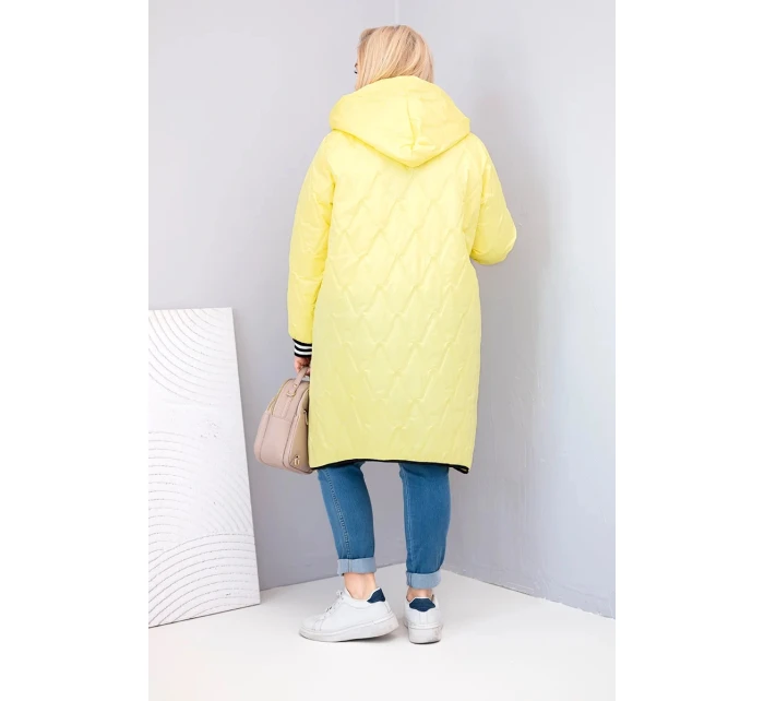 Dámská bunda Plus Size prošívaná s kapucí a model 21911640 manžetami žlutá - K-Fashion
