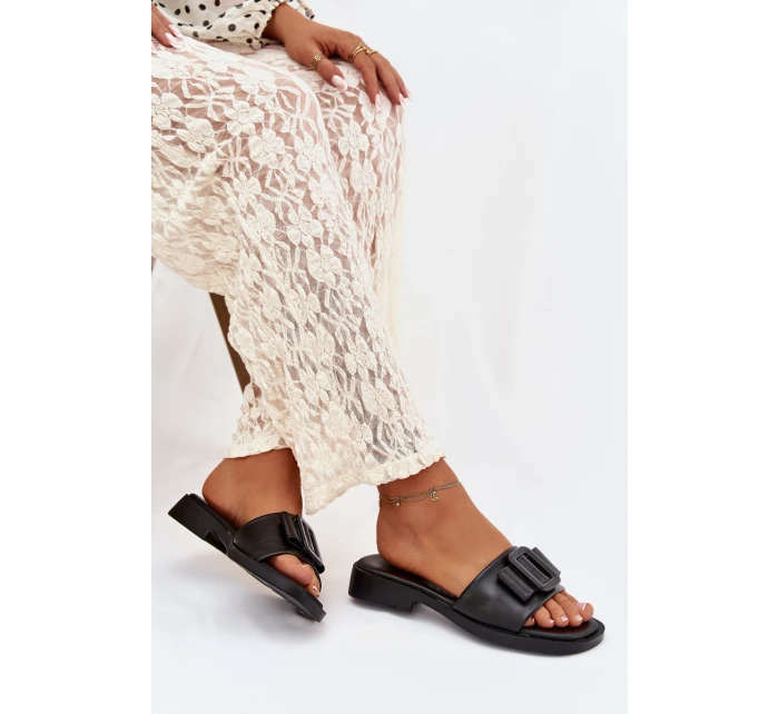 Dámské pantofle na ploché podrážce s přezkou Černé model 21900557 - Boto Dámské pantofle na ploché podrážce s přezkou Černé model 21900557 - Boto