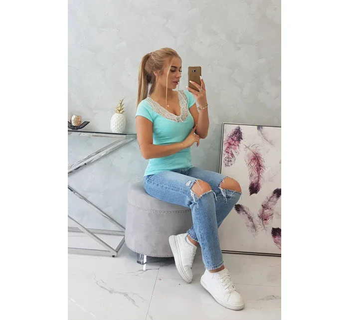 Halenka s krajkovým výstřihem mátová