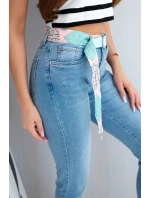 Dámské džíny s vysokým pasem a volnou nohavicí Dámské džíny s vysokým pasem a volnou nohavicí