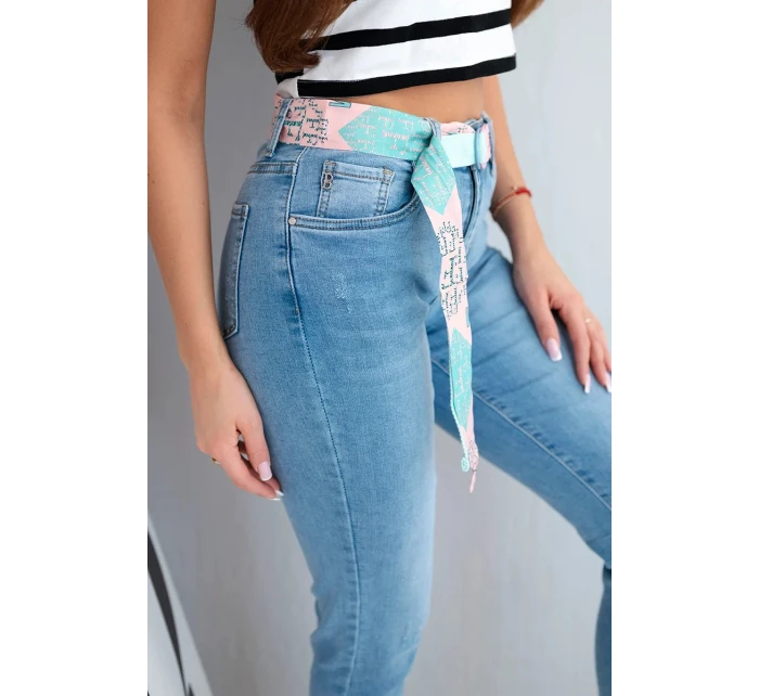 Dámské džíny s vysokým pasem a volnou nohavicí Dámské džíny s vysokým pasem a volnou nohavicí