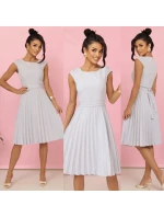 LILA Plisované šaty s krátkými rukávy a páskem model 21215937 - numoco LILA Plisované šaty s krátkými rukávy a páskem model 21215937 - numoco