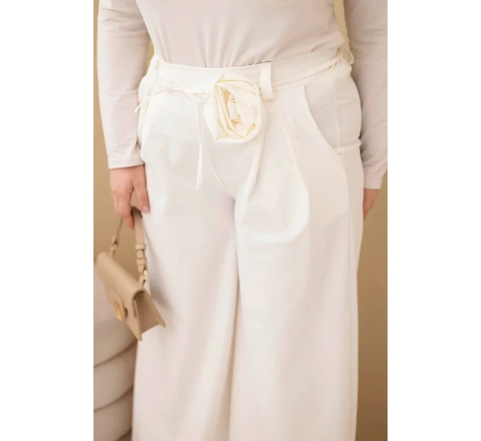 Dámské kalhoty Plus Size s širokou nohavicí a ozdobným květem v pase ecru