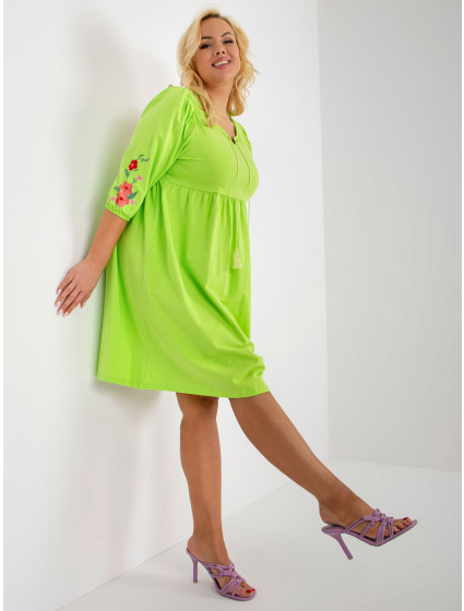 Limetkově zelené šaty větší velikosti s vyšívanými květy