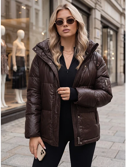 Kurtka damska zimowa pikowana z kapturem brązowa model 22383510 - FashionStreet Kurtka damska zimowa pikowana z kapturem brązowa model 22383510 - FashionStreet