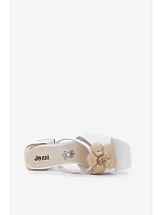 Kožené dámské sandály na podpatku s květinou bílé model 22140994 - Boto