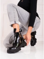 Praktické černé dámské kotníčkové boty na plochém podpatku Praktické černé dámské kotníčkové boty na plochém podpatku