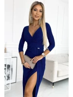 Dlouhé lesklé dámské šaty v chrpové barvě s výstřihem a rozparkem na noze model 19368537 - numoco Dlouhé lesklé dámské šaty v chrpové barvě s výstřihem a rozparkem na noze model 19368537 - numoco