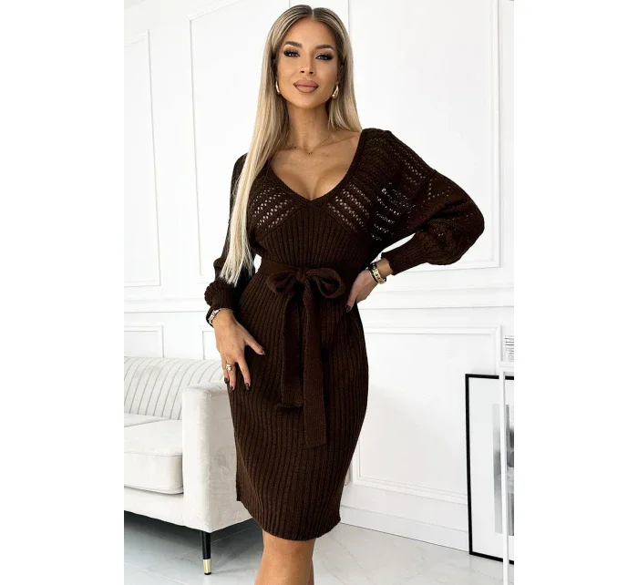 507-3 Ažurové svetrové šaty s výstřihem a vázáním - CHOCOLATE