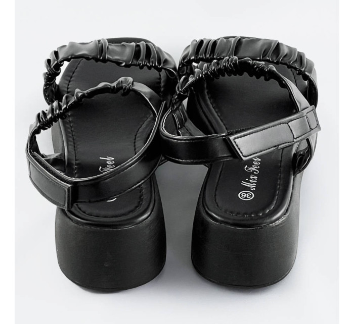 Černé sandály na nízké platformě model 17356939 - Mix Feel