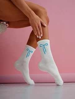 Dámské ponožky bílé pruhované s modrou mašlí