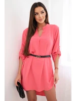 Šaty s delším zadním dílem a páskem malinová