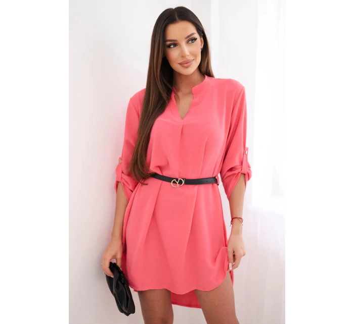 Šaty s delším zadním dílem a páskem malinová