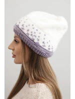 Dámská zimní čepice z vlny s geometrickým vzorem K477 bílá + fialová Dámská zimní čepice z vlny s geometrickým vzorem K477 bílá + fialová