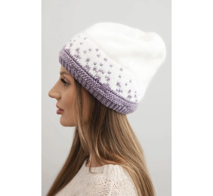 Dámská zimní čepice z vlny s geometrickým vzorem K477 bílá + fialová Dámská zimní čepice z vlny s geometrickým vzorem K477 bílá + fialová